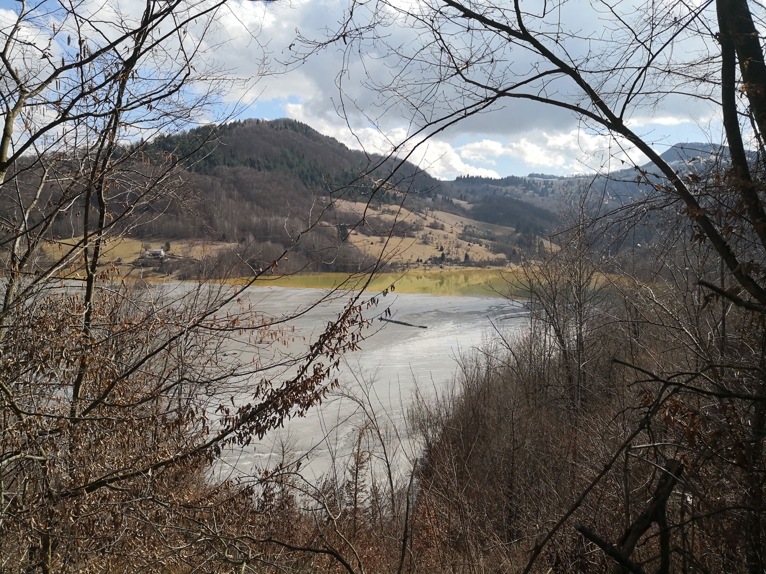 Sur ce cliché, on voit bien les différences de couleur que peut avoir le « lac » © Globe Reporters