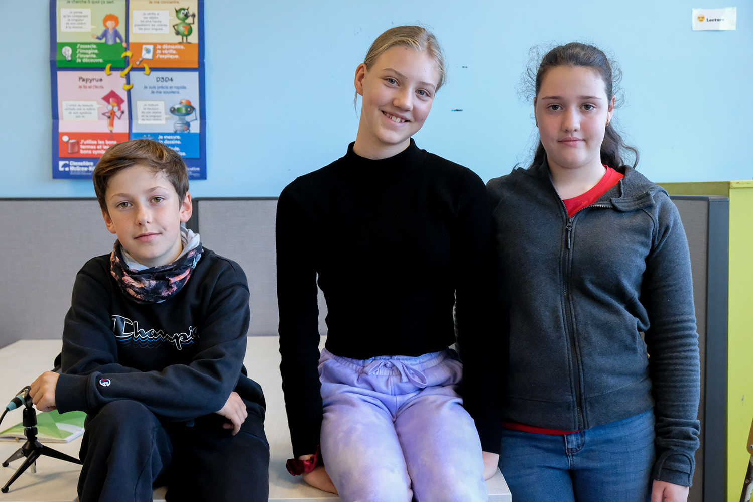 Photo de groupe après l’interview : Antoine, Léa et Éléonore © Globe Reporters