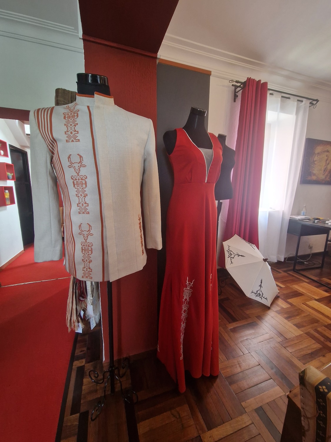 Modèles homme et femme d’habits de fête dans la boutique de Sih Rakout © Globe Reporters