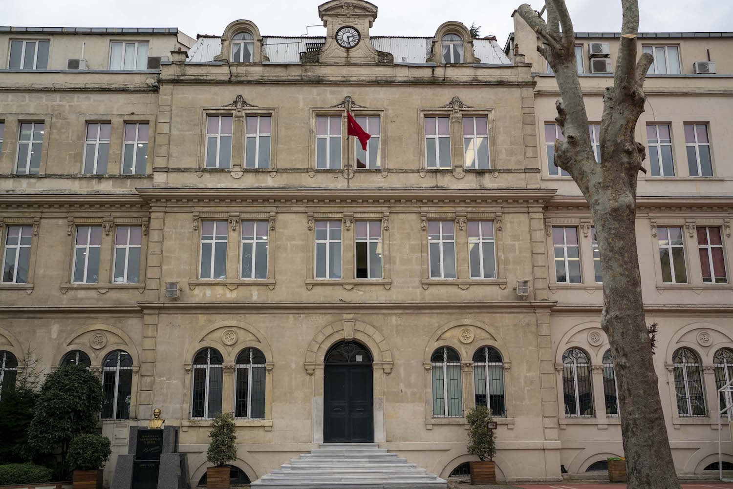 Arrivée au lycée Saint-Benoît.  © Globe Reporters