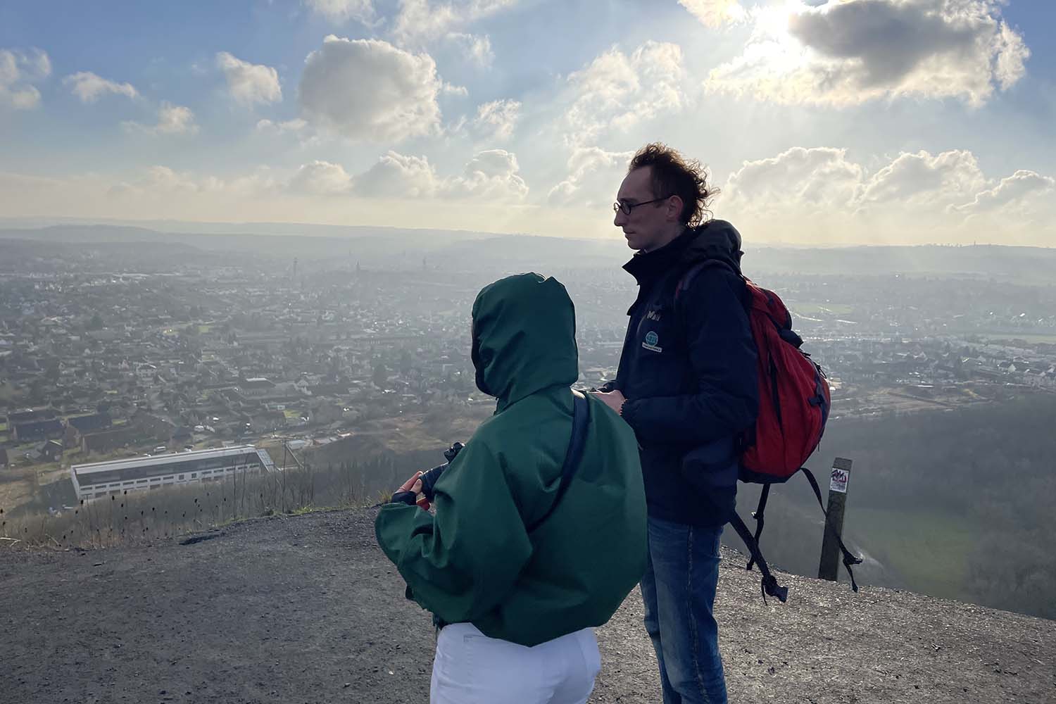 Suzy ROLLAND et Bruno DEROLEZ observant l’horizon depuis le sommet du terril de Loos-en-Gohelle © Globe Reporters