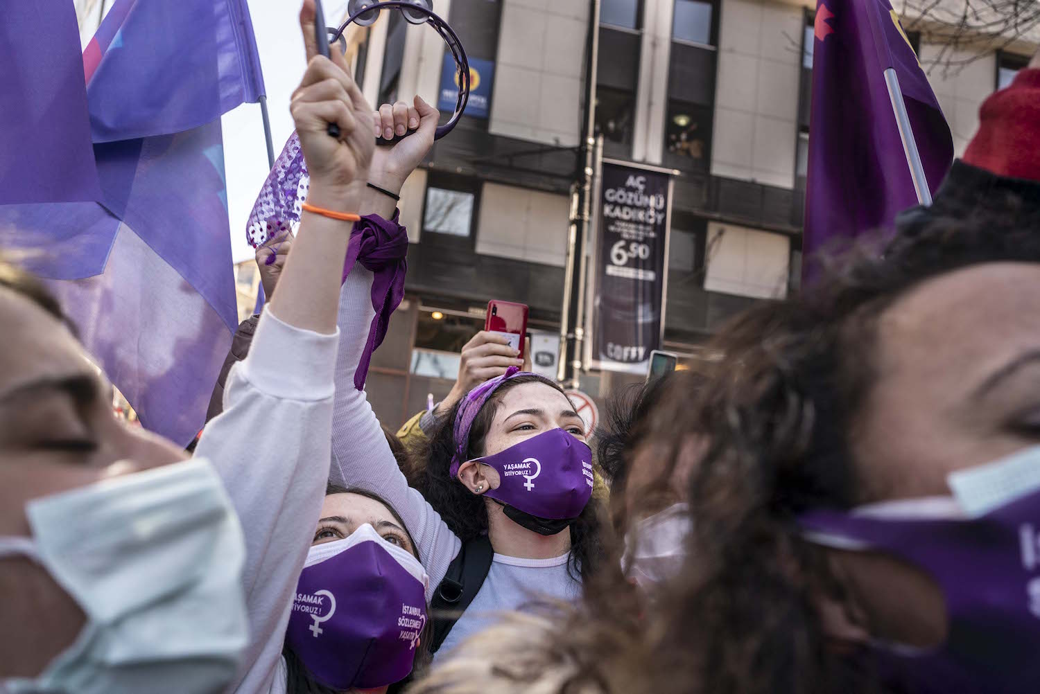 Ici, en avril dernier, à l’annonce de Reçep Tayyip ERDOGAN de vouloir sortir de la convention. Les manifestantes sont directement descendues dans les rues pour protester © Globe Reporters