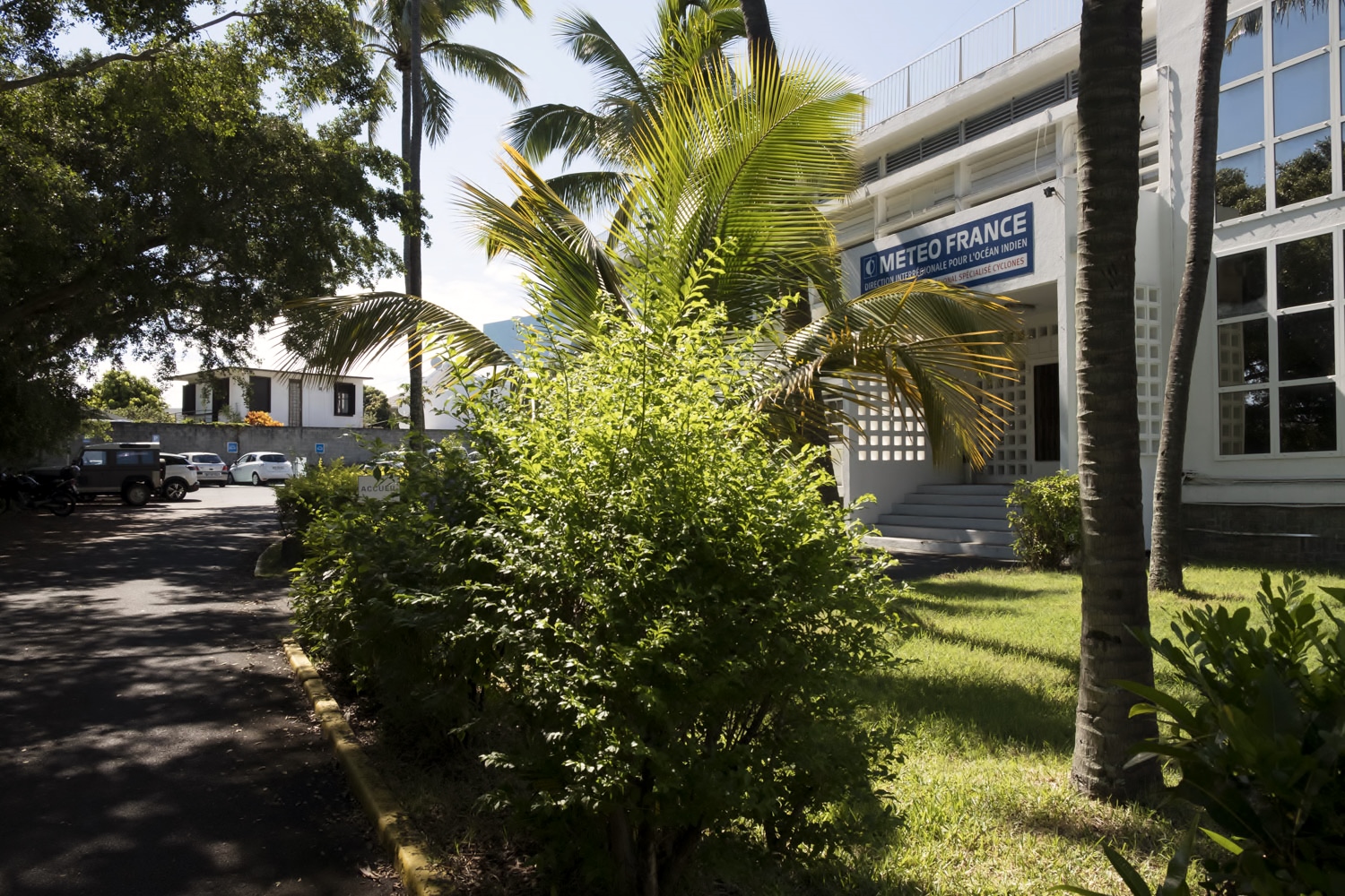 De nouveau, l’entrée du bâtiment de Météo France à Saint-Denis de La Réunion.