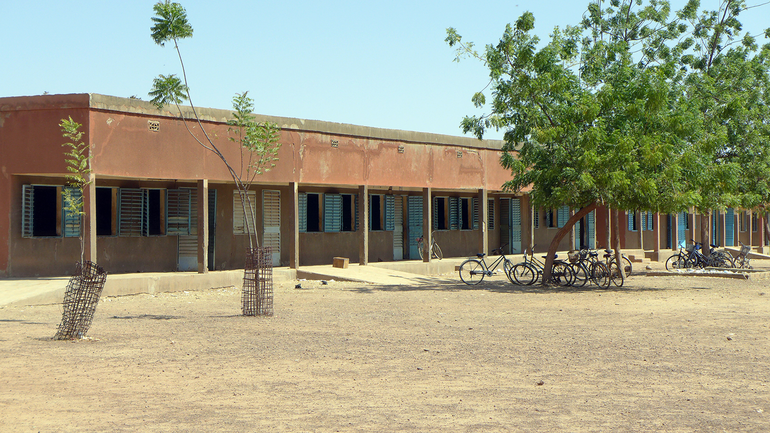 Des salles de classe du lycée et la cour.