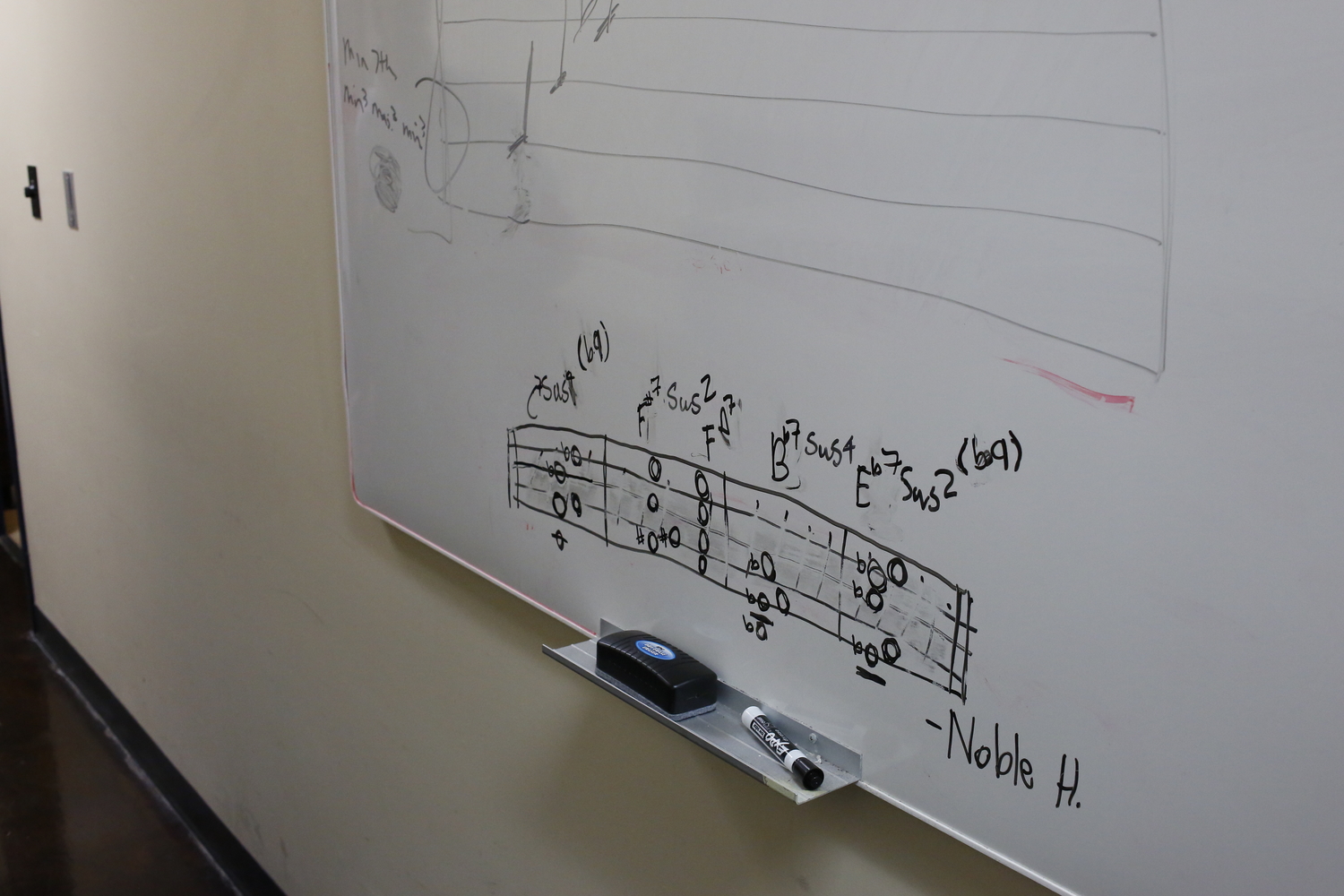 Des notes sur un tableau dans un couloir du Ellis Marsalis Center for Music © Globe Reporters