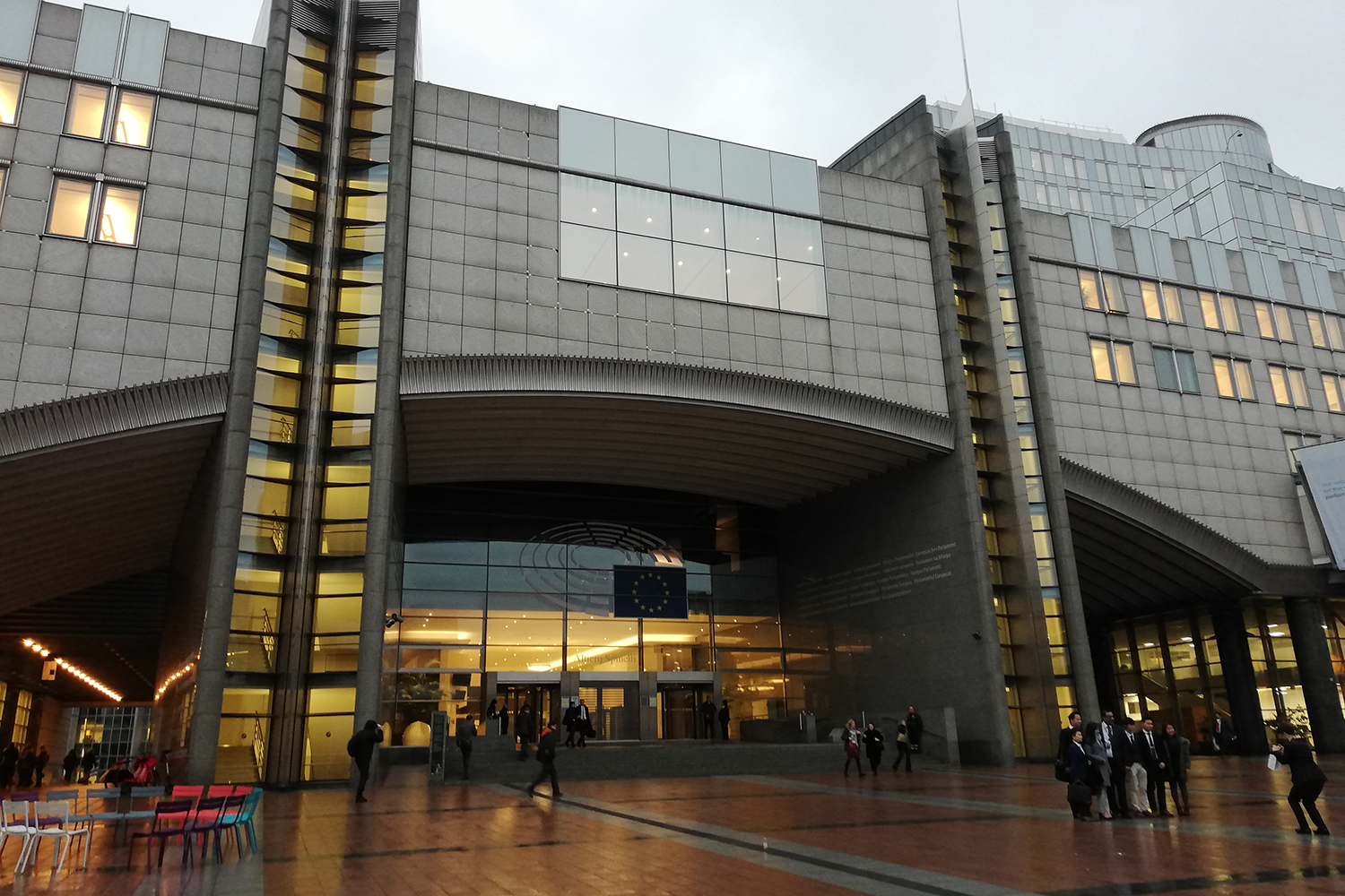 Pour accéder à l’intérieur du bâtiment, il y a deux entrées. La première se situe face à la place du Luxembourg.