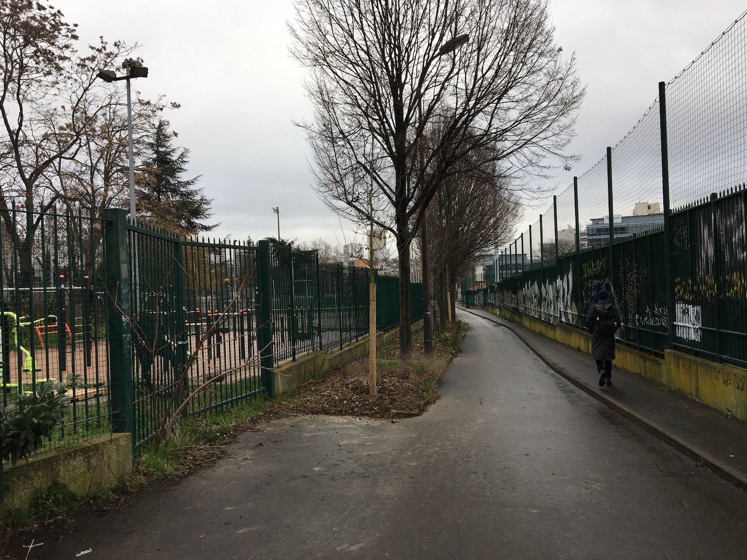 Rue Lucien LAMBEAU, un raccourci pour y accéder à pieds ou en vélo depuis Paris © Globe Reporters