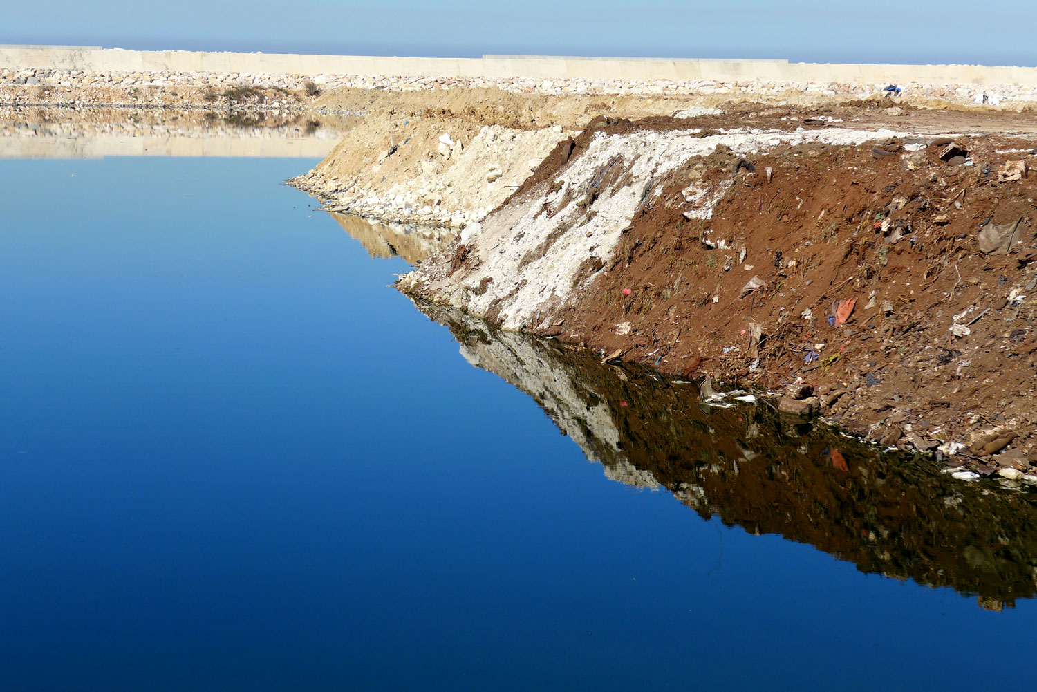 À la place de l’ancienne plage, c’est maintenant une digue. Une autre manière de bouleverser le milieu naturel © Globe Reporters