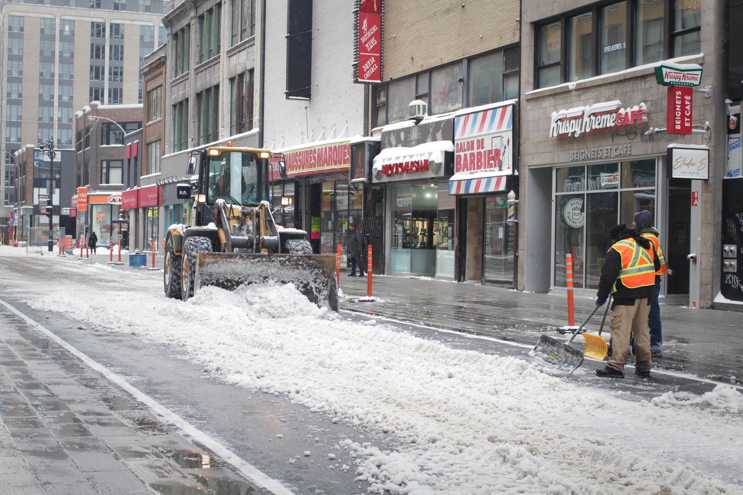 Une déneigeuse en pleine action dans le centre-ville.