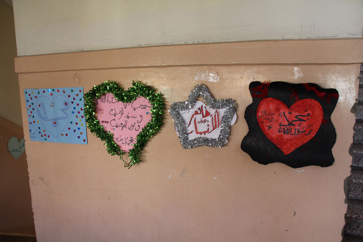 Décorations dans la cage d’escaliers.