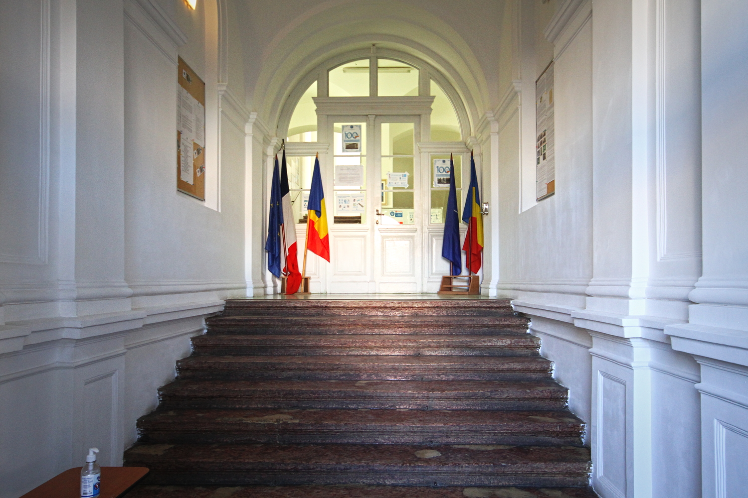 Le hall d’entrée du lycée © Globe Reporters