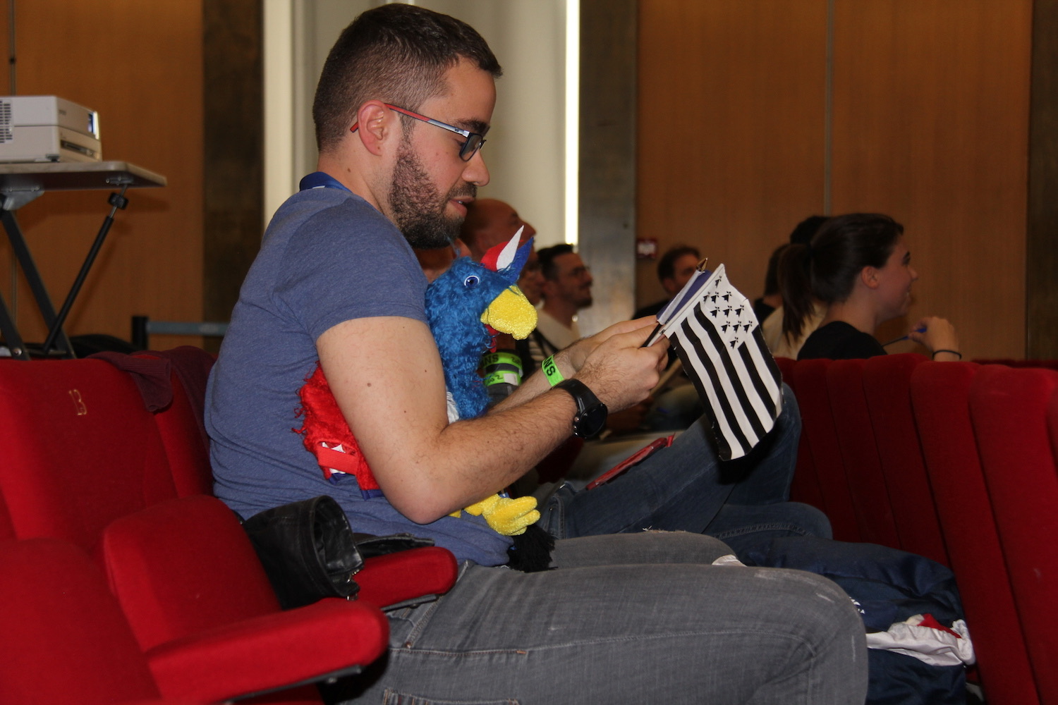 Ce fan ne lâche ni sa peluche bleu-blanc-rouge, ni son drapeau breton © Globe Reporters