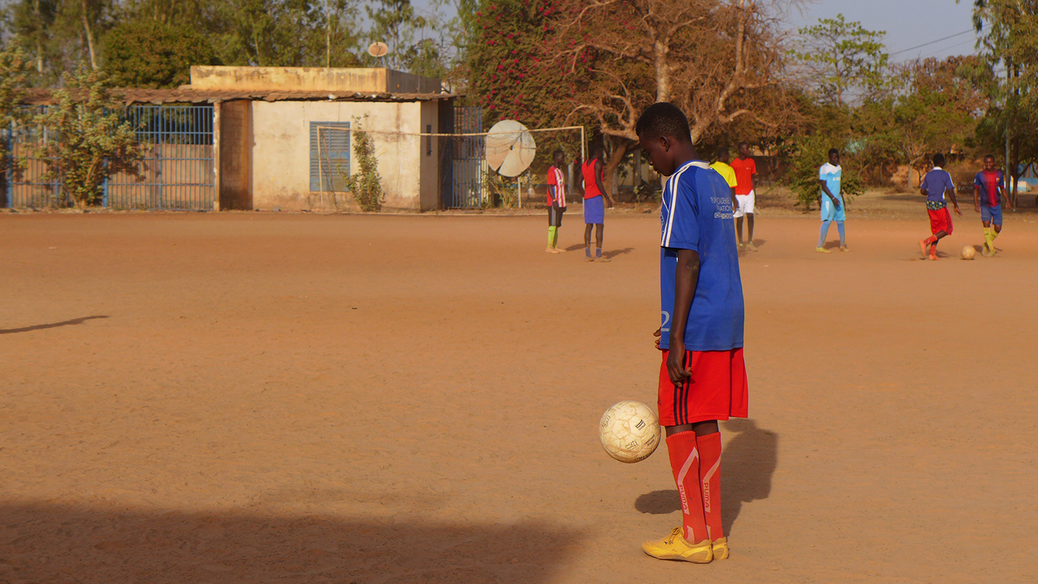 Les plus jeunes passent des heures à jongler avec le ballon. 