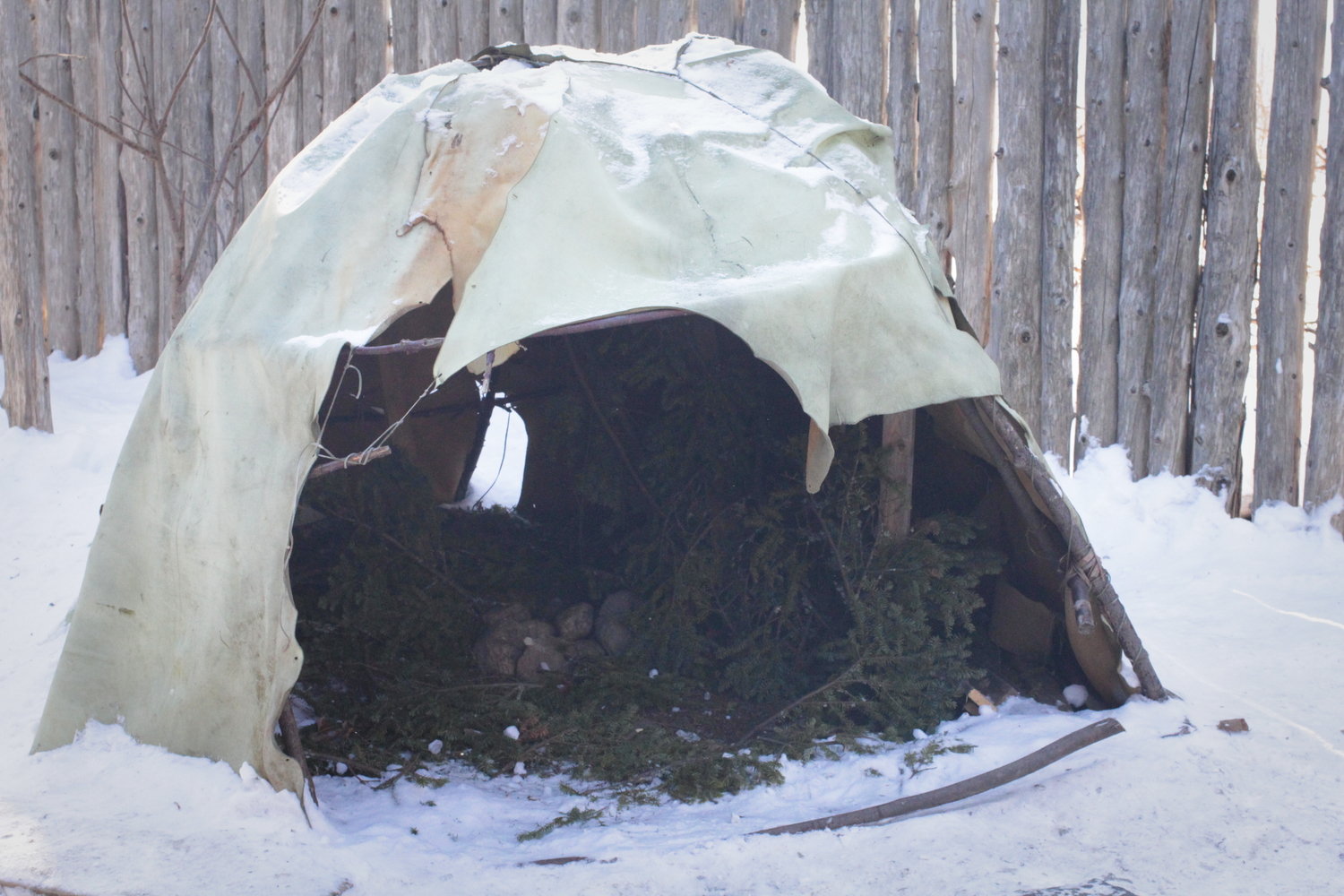 Une hutte de sudation. Ce type de lieu servait et sert encore à des cérémonies spirituelles.