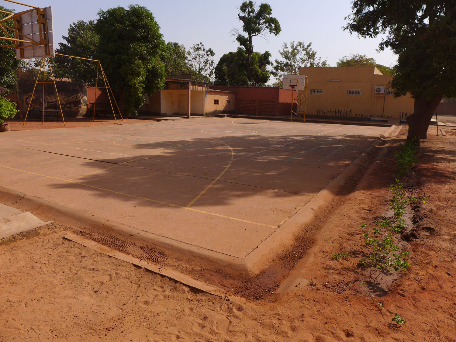 Le terrain de basket.