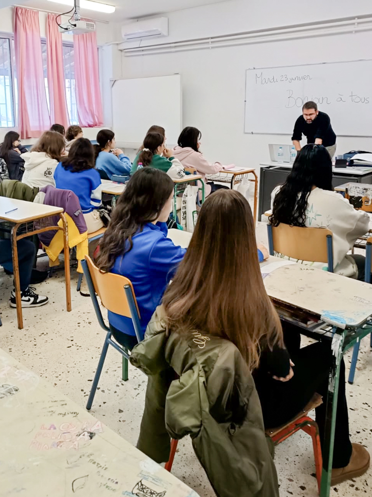 Avant l’interview, intervention devant la rédaction du collège n°2 de Koropi sur le thème, justement, de l’entretien © Globe Reporters