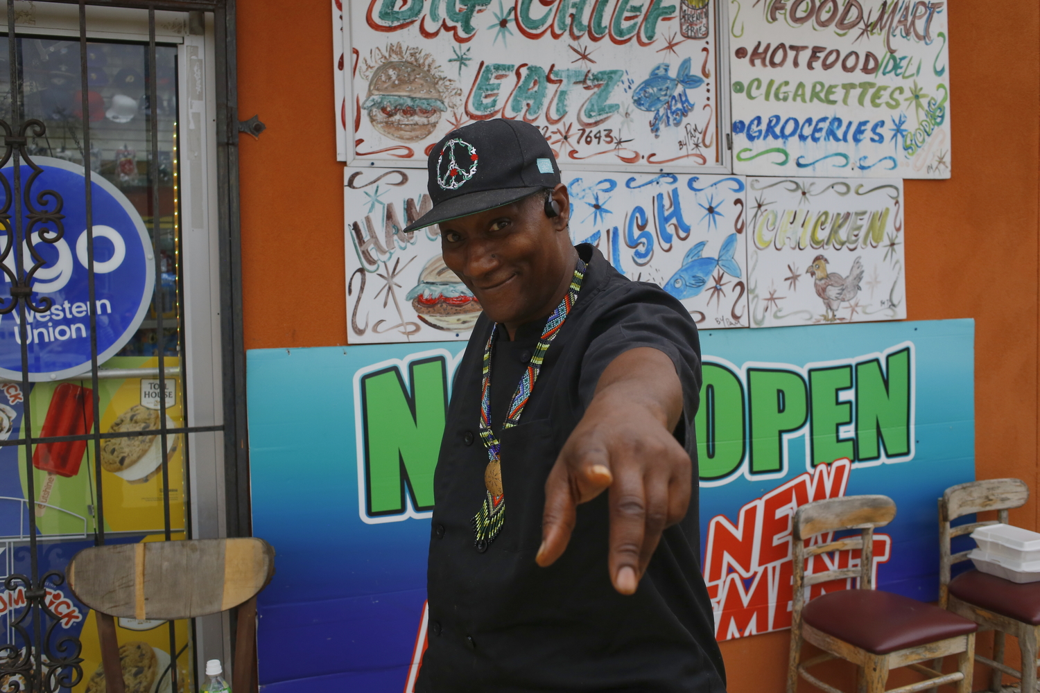 Portrait de Big Chief Kenny devant l’épicerie où il travaille © Globe Reporters