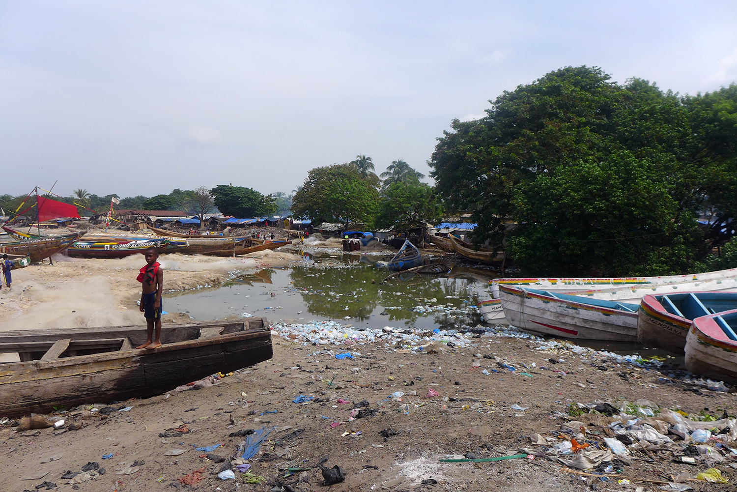 Décharge derrière le port de pêche de Koukoudé.