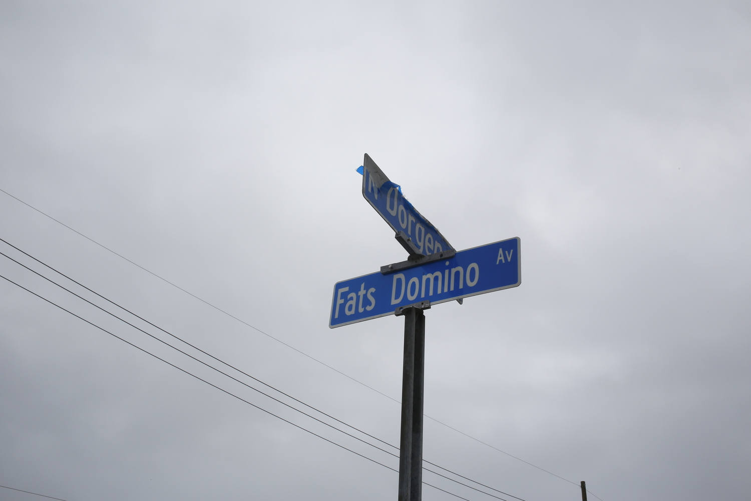 L’avenue Charles-Caffin, ancien propriétaire d’esclaves, a été renommée avenue Fats Domino en 2022. Fats Domino est un musicien noir célèbre dans le monde entier, qui a beaucoup influencé le rock’n’roll. Il est né dans une famille afro-créole et sa langue maternelle était le français louisianais  © Globe Reporters