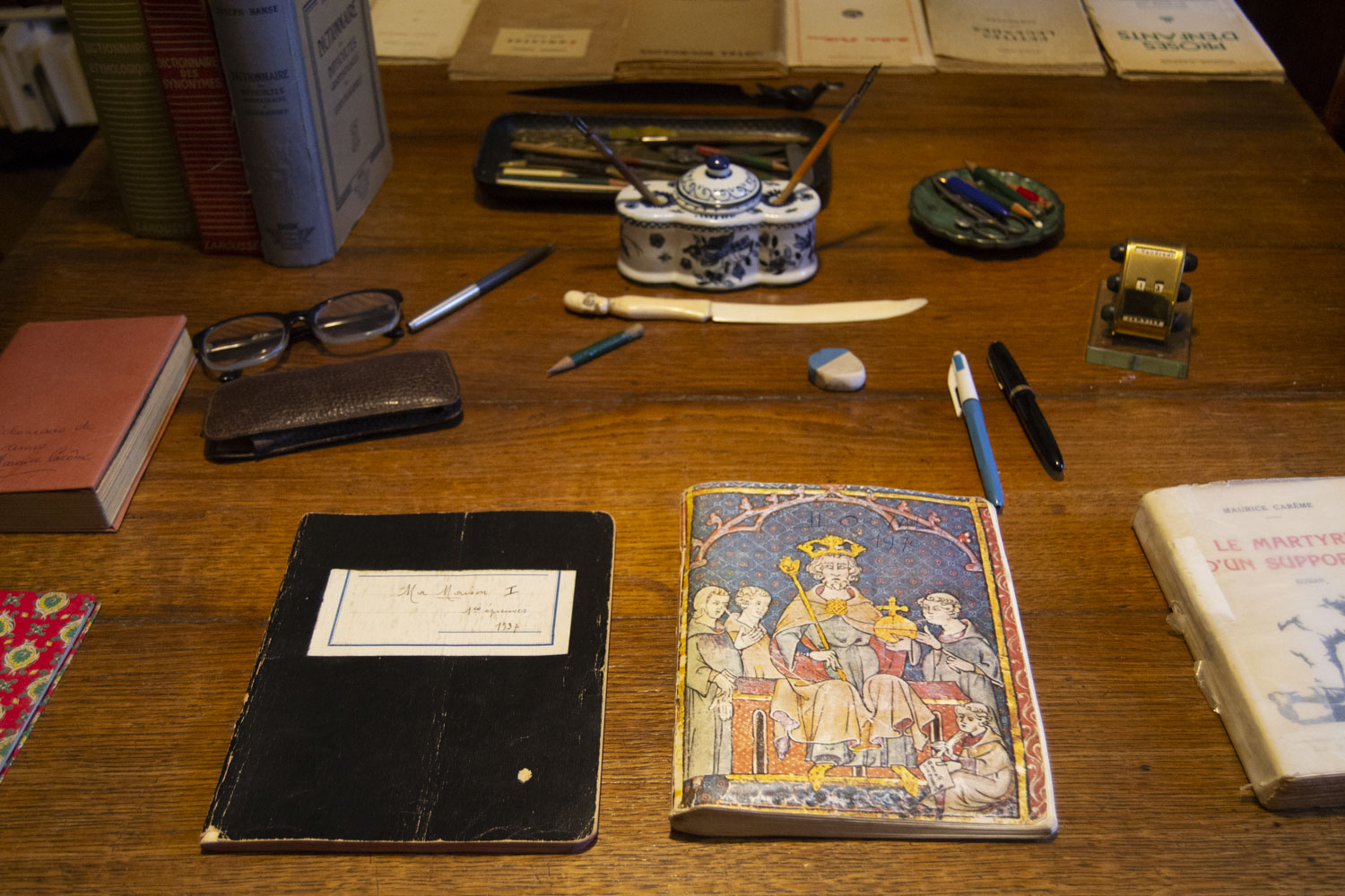 Les petits carnets d’écriture du poète sur lesquels il rédigeait dans son bureau © Globe Reporters