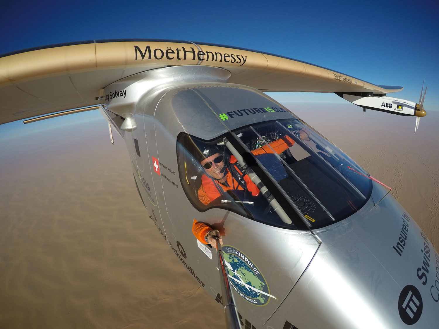 Même à bord du Solar Impulse 2 on peut faire des selfies ! Il faut juste ne pas lâcher la perche ! © Solar Impulse