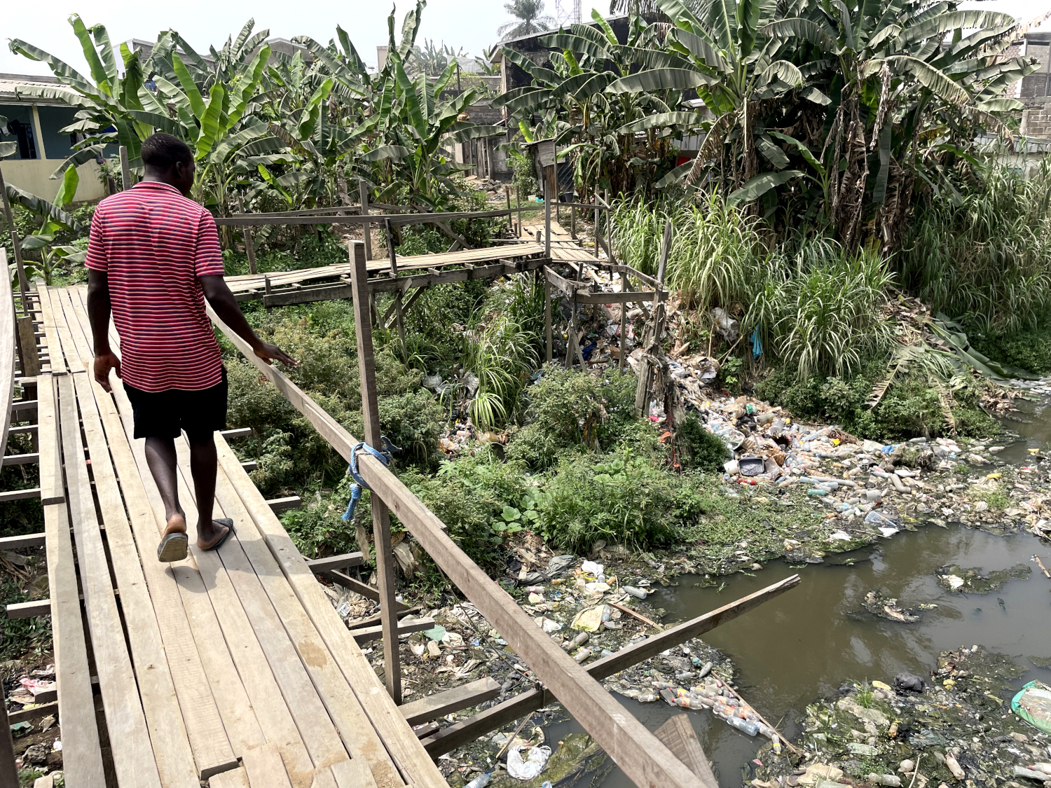 En bas de chez Marie-Claire, le niveau de l’eau dépasse largement le pont lorsque la rivière est en crue © Globe Reporters