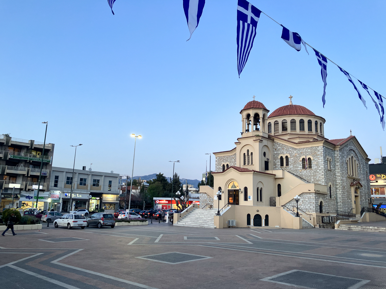 Sur la place centrale d’Agia Paraskevi, banlieue d’Athènes où enseigne le professeur de mathématiques © Globe Reporters