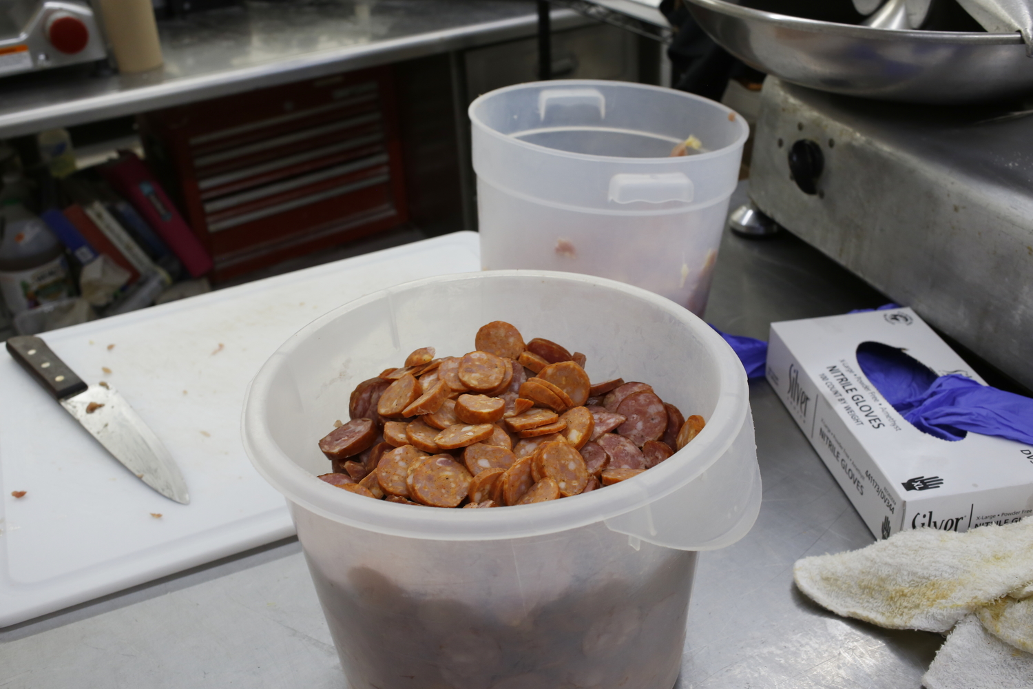 Les saucisses pour le gumbo. Poupart Bakery fait aussi des plats préparés ainsi que traiteur pour des fêtes © Globe Reporters