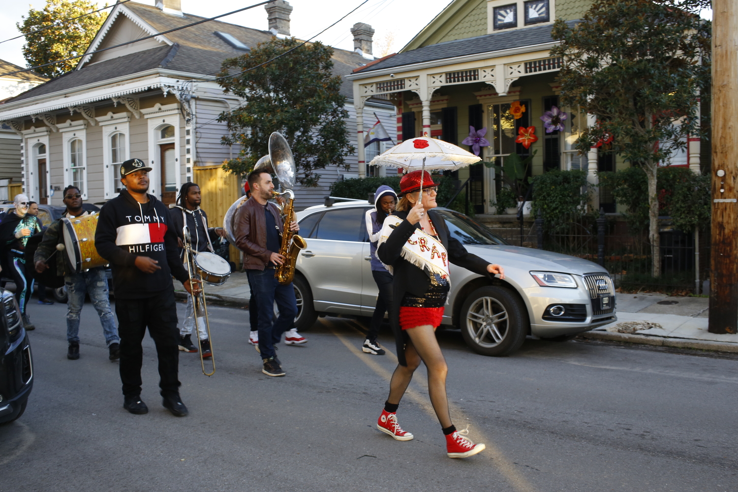 Parade dans les rues du quartier de Bywater © Globe Reporters