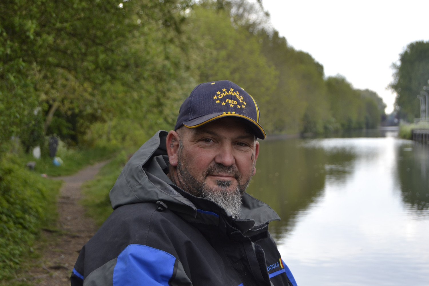 Portrait de Gaëtan BRIDOUX, le long du canal d’Ath © Globe Reporters