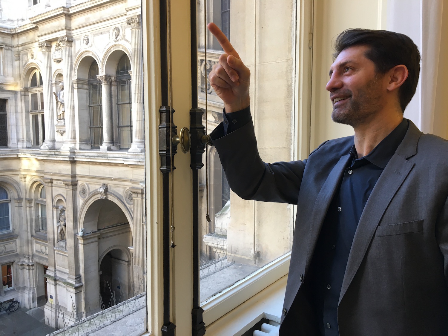 Pierre RABADAN pointe les cloches de l’hôtel de ville. On les entend pendant l’interview © Globe Reporters