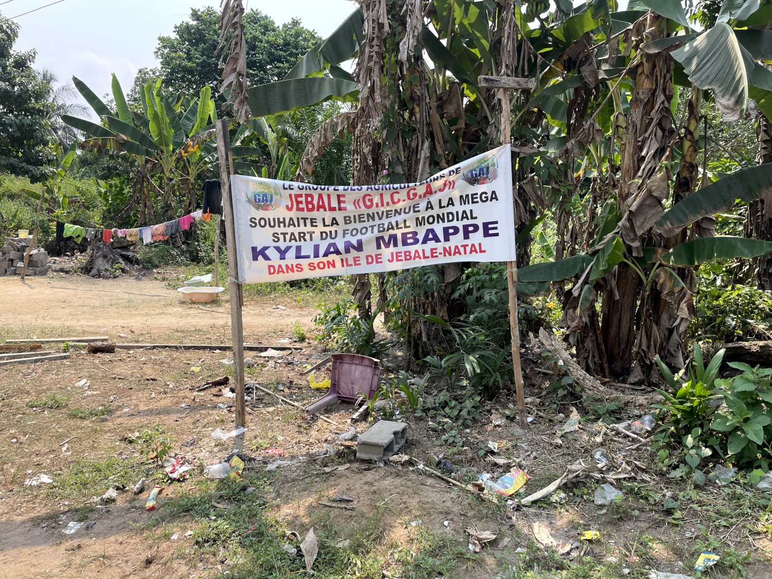 Panneau de bienvenue à l’attention de Kylian MBAPPE installé à l’occasion de sa visite dans le village de son père le 8 juillet 2023 © Globe Reporters