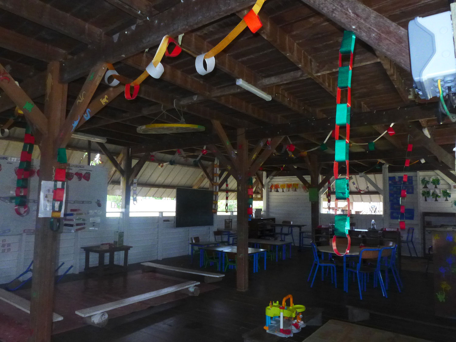 Salle de classe décorée à l’occasion des fêtes de Noël.