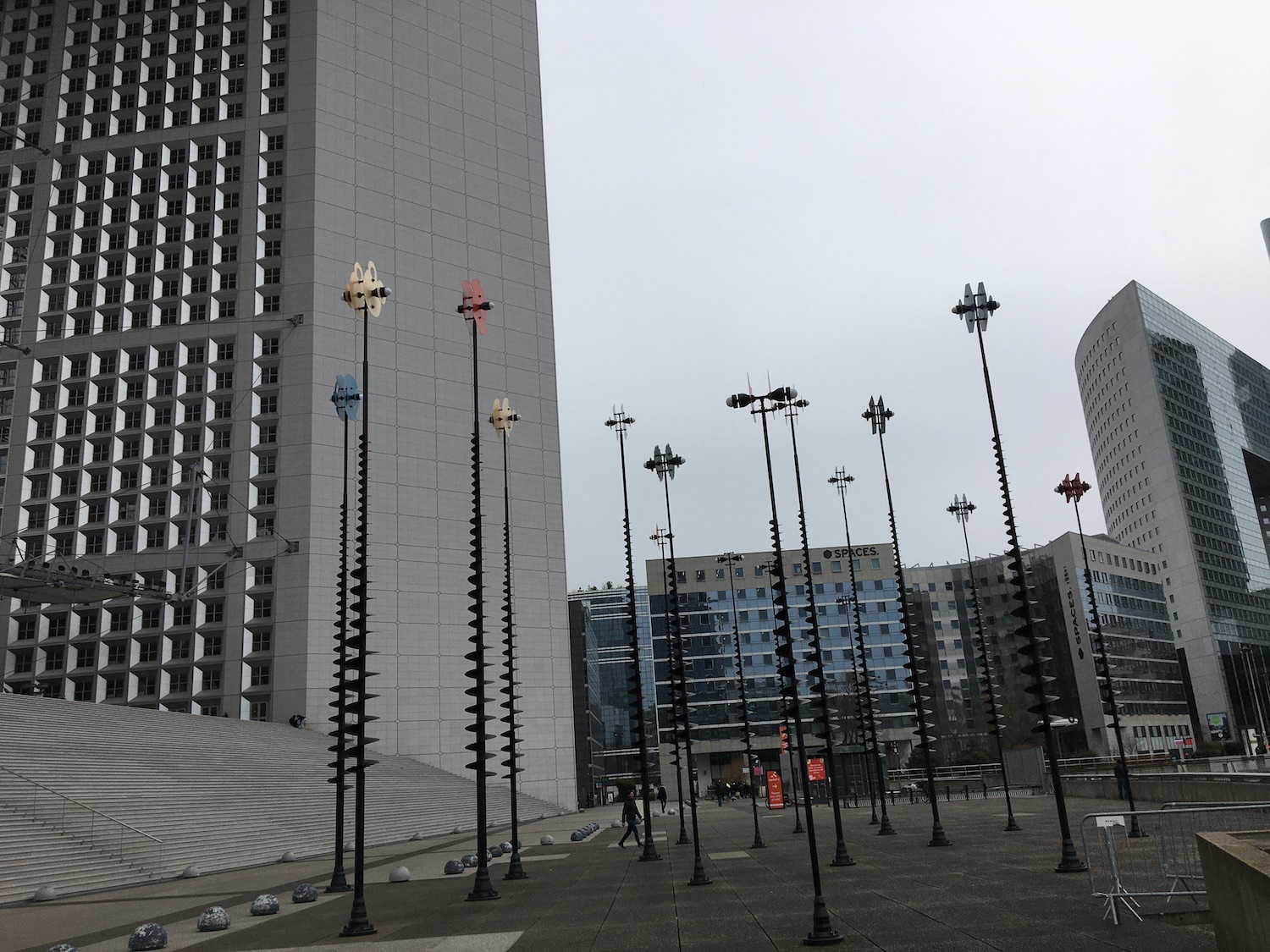 En chemin, Camille croise des mini éoliennes devant l’arche de la Défense © Globe Reporters