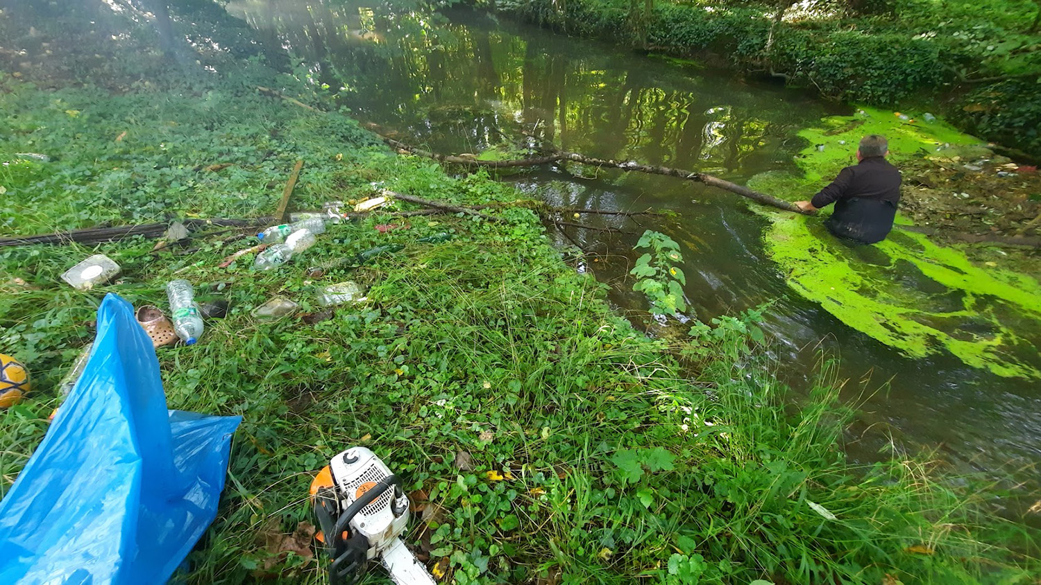 Les gardes-rivière ont des dizaines de kilomètres à surveiller et doivent régulièrement intervenir : pour couper les arbres tombés dans la rivière ou dépolluer l’endroit par exemple © SEMEA