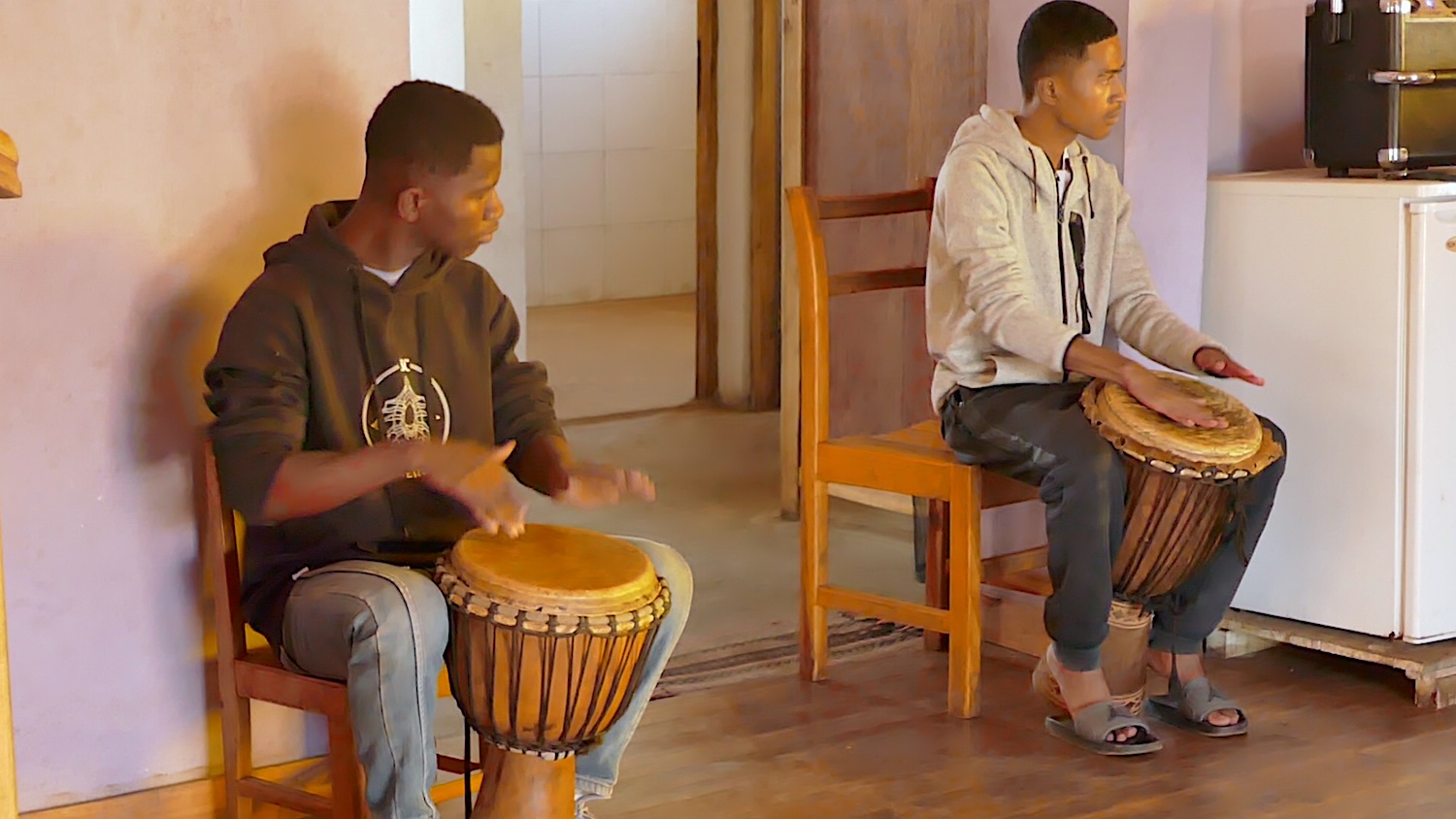 Dans l’association Zara Aina, les jeunes apprennent à danser, chanter, jouer des instruments comme les tambours et à faire du théâtre © Globe Reporters