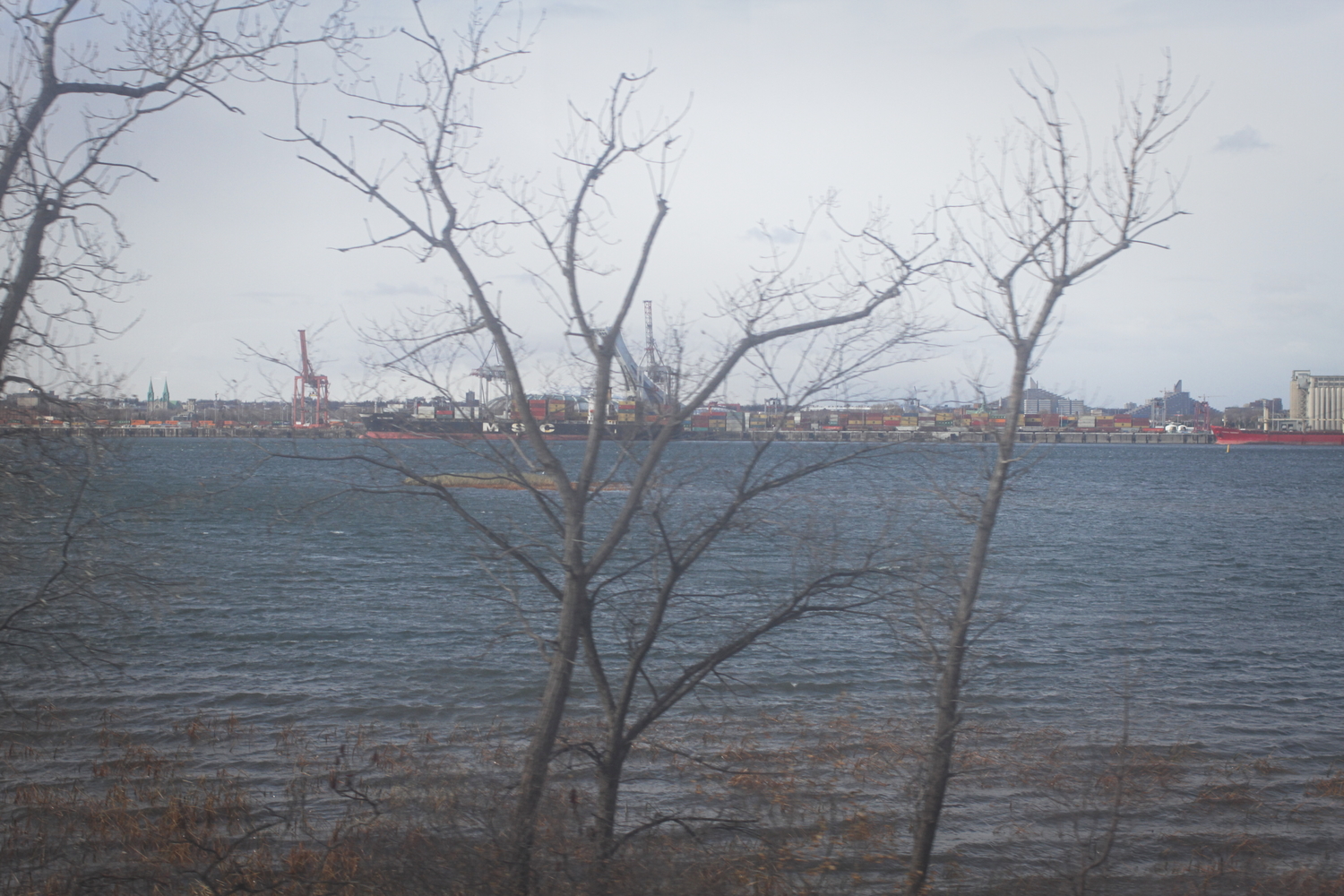 La vue du bus 417 sur le Saint-Laurent.