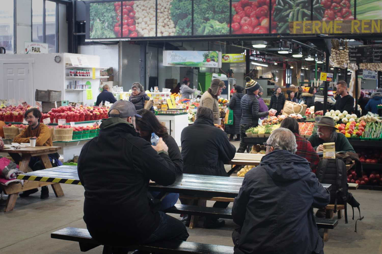 Tables pour se restaurer au marché. 