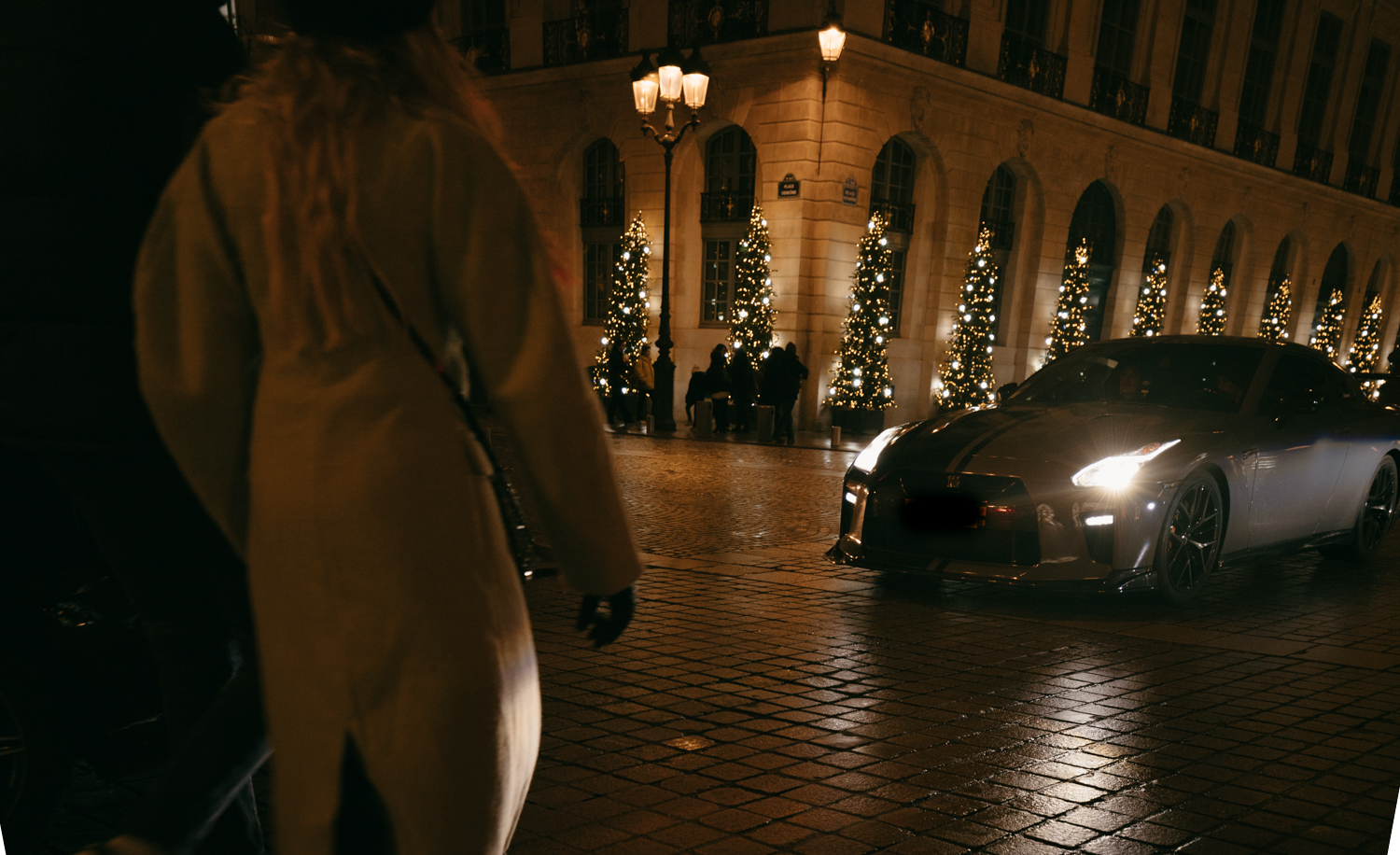 Dans les beaux quartiers de Paris, les voitures de luxe sont présentes © Globe Reporters