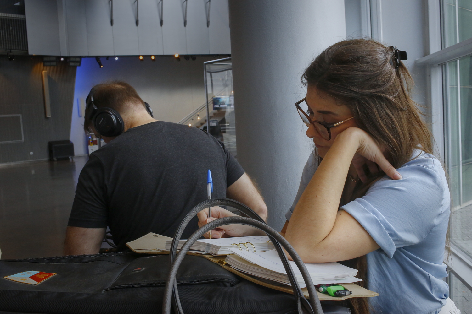 Caitlin prend des notes dans son agenda. Elle est chargée de la production de l’émission et de son bon déroulement. Elle s’occupe par exemple de la prise de contact et de programmer les interviews © Globe Reporters 