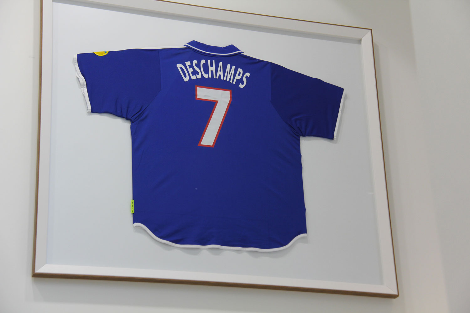 Dans le hall de la FFF il y aussi les maillots de joueurs célèbres, car Didier DESCHAMPS, avant d’être entraineur, a joué en équipe de France, notamment en 1998 il a contribué à la victoire de la France lors de la coupe du monde © Globe Reporters