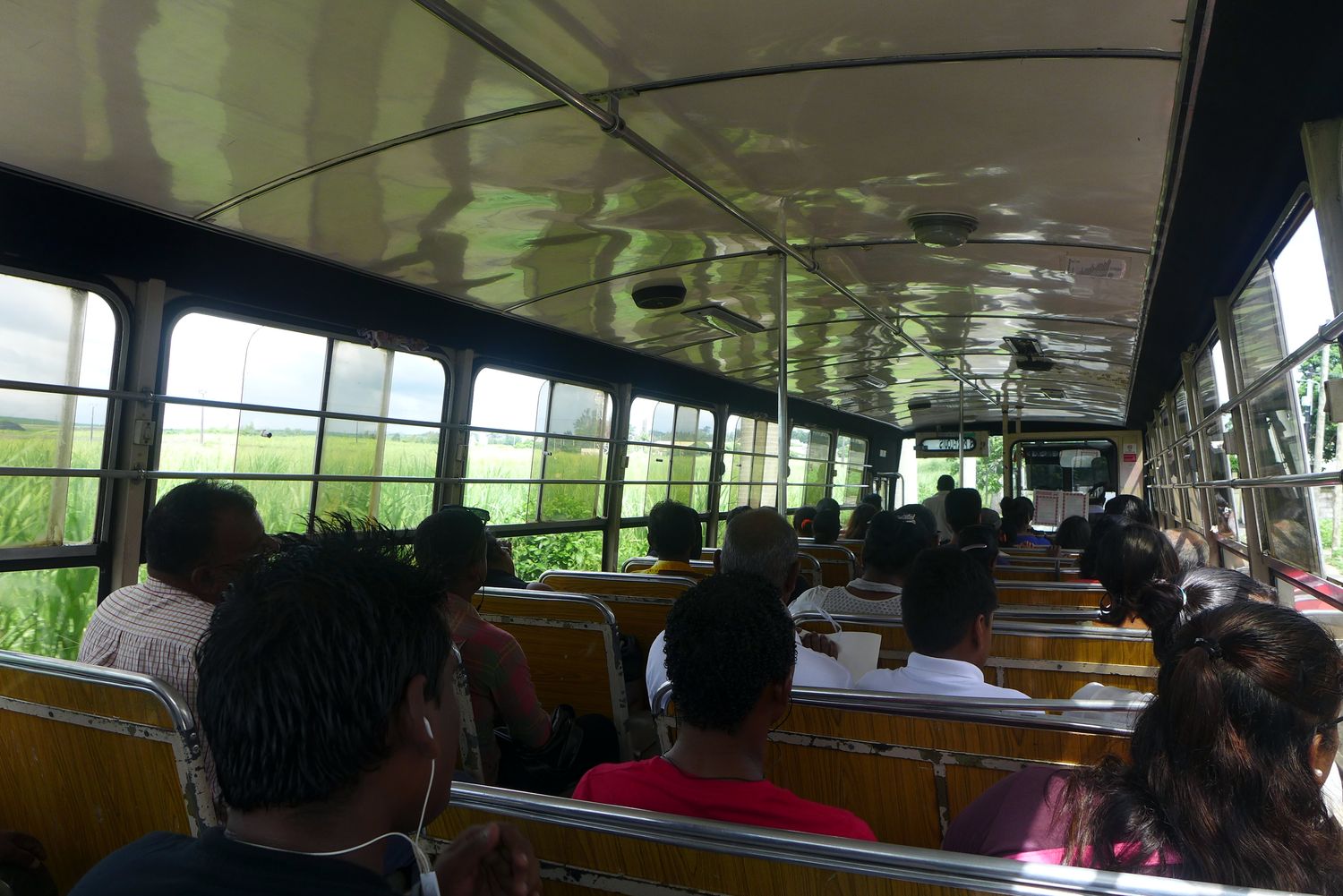 Au fur et à mesure du chemin, le bus se remplit avant d’arriver à Port Louis. Sidonie se rend à la Pointe aux Sables, là où elle va séjourner chez Daniel et Angélique, un couple charmant qui tient une maison d’hôte. Daniel vient la chercher à l’arrêt de bus. Après avoir déposé ses valises, il lui fait visiter le quartier en scooter. Regardez la vidéo.