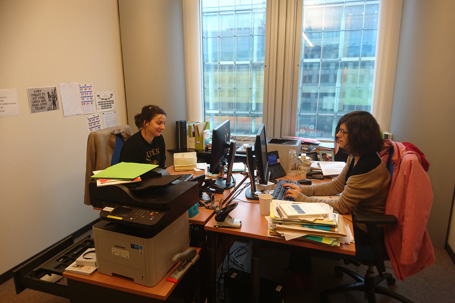 Les assistantes parlementaires du député dans le bureau juste à côté.