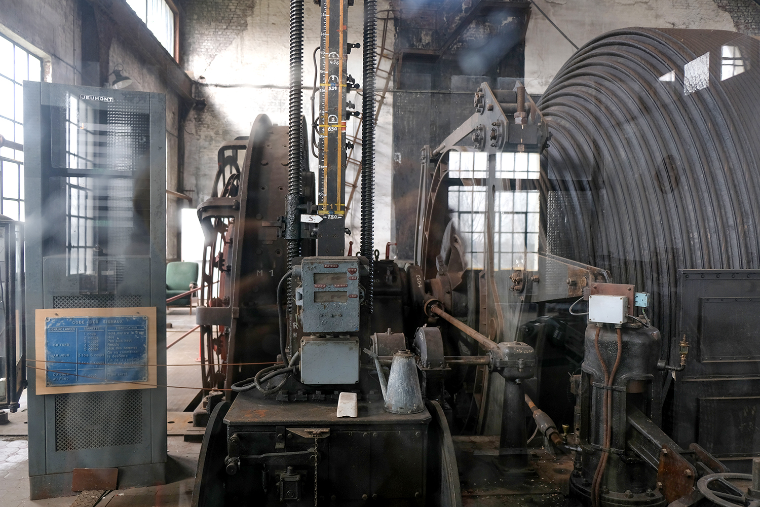 De l’intérieur de la cabine de pilotage, la machine est un impressionnant amoncellement d’acier et de câbles.