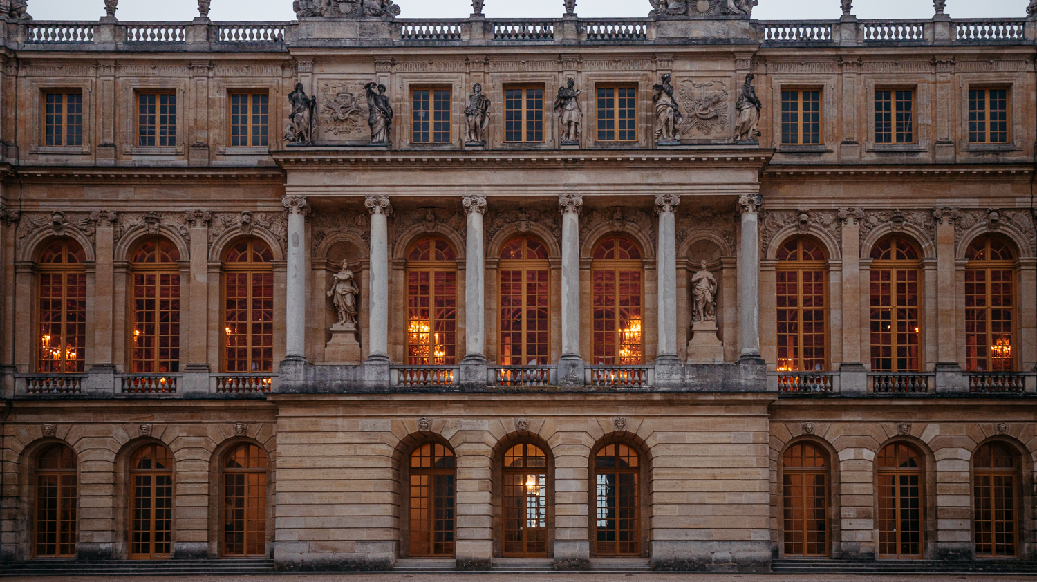 Le Château s’illumine à la tombée de la nuit. © Globe Reporters