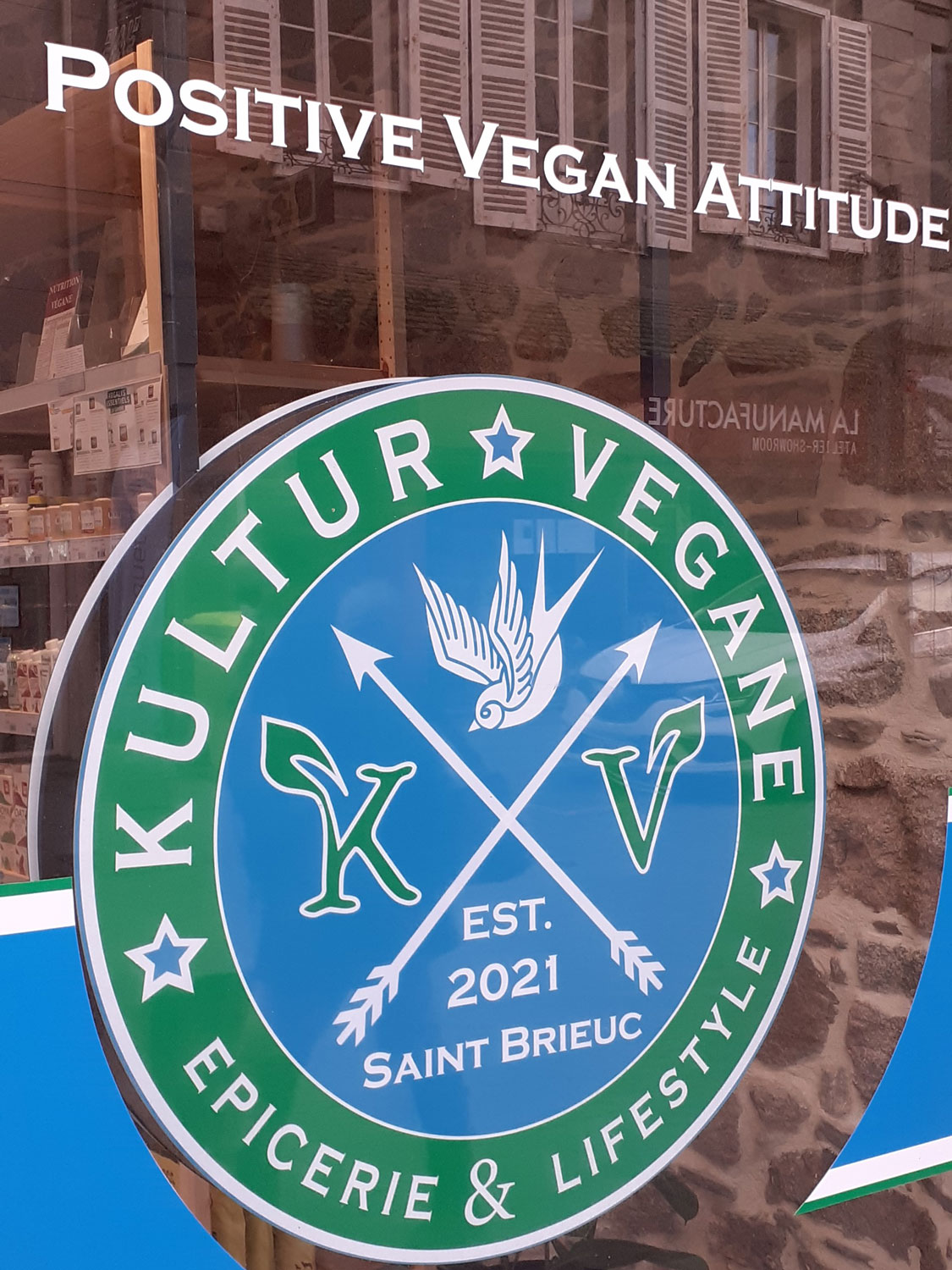 Le logo de l’épicerie reprend les couleurs du drapeau végan : le bleu représente les animaux qui vivent dans la mer et dans le ciel, le vert les animaux terrestres, le blanc l’unité de toutes les créatures © Globe Reporters