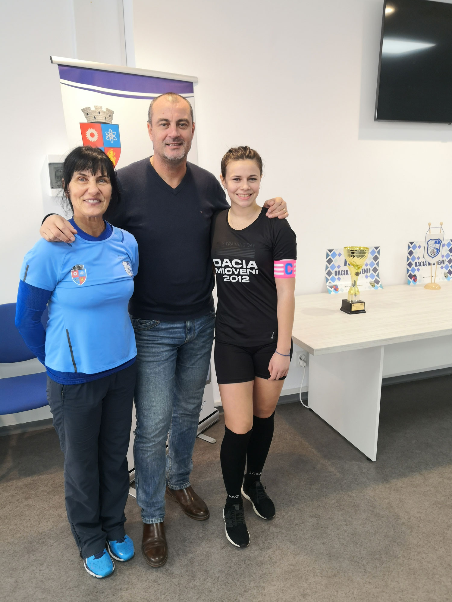 Nicolae DOBRE, président de la Fédération roumaine de Oina, entroure les deux femmes après le match © Globe Reporters  