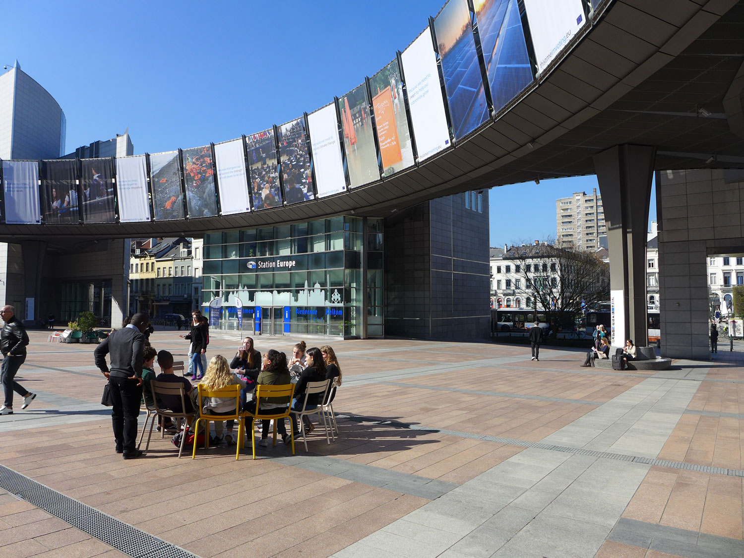 Pause déjeuner sur l’esplanade du Parlement.