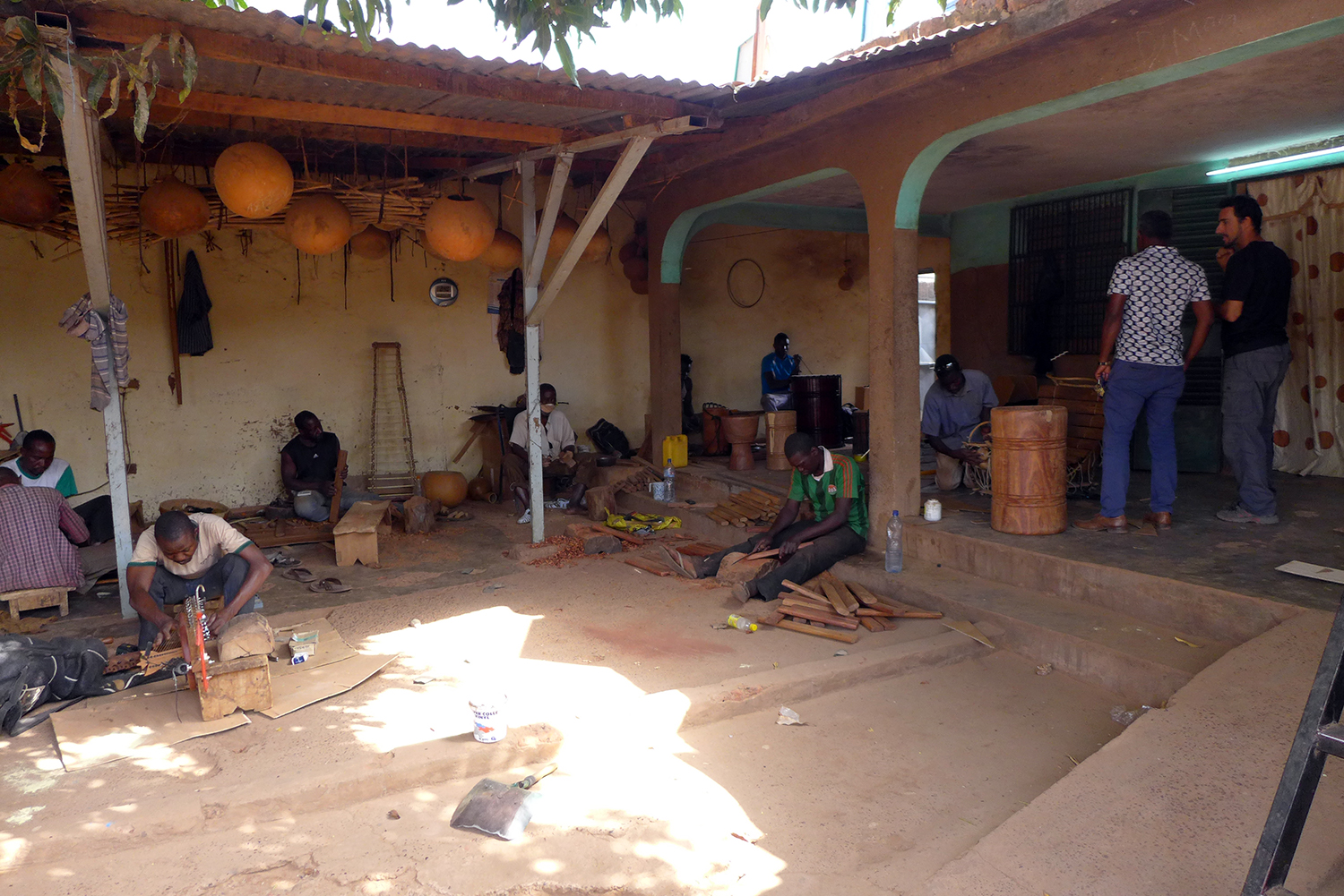 Malgré la chaleur, il fait frais dans l’ombre de la cour et l’atelier continue son activité.