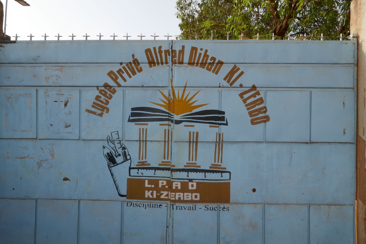 Portail d’entrée au Lycée Alfred Diban KI-ZERBO situé dans le quartier de Tampouy à Ouagadougou © Globe Reporters/Zabda
